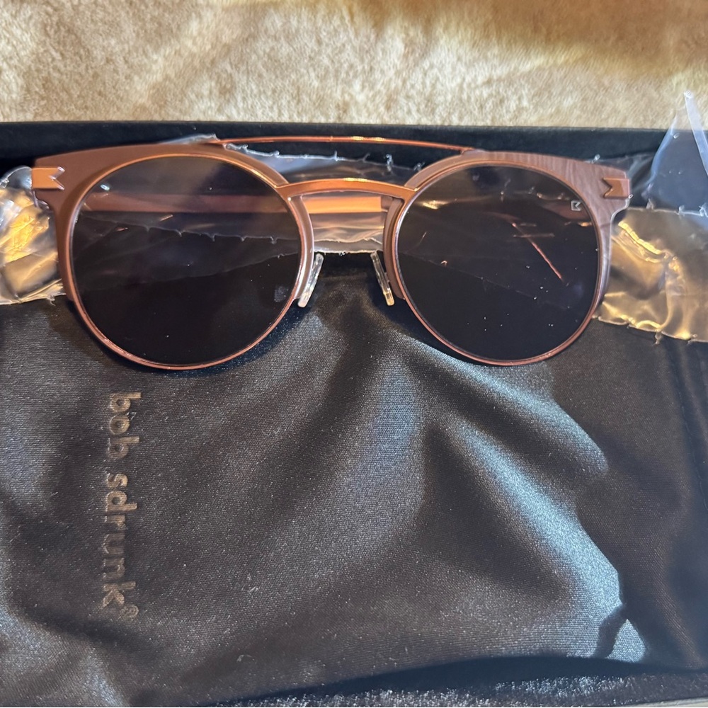 Women's Black Round Metal-Frame Sunglasses with Rose Gold Accents - Picture 3 of 5
